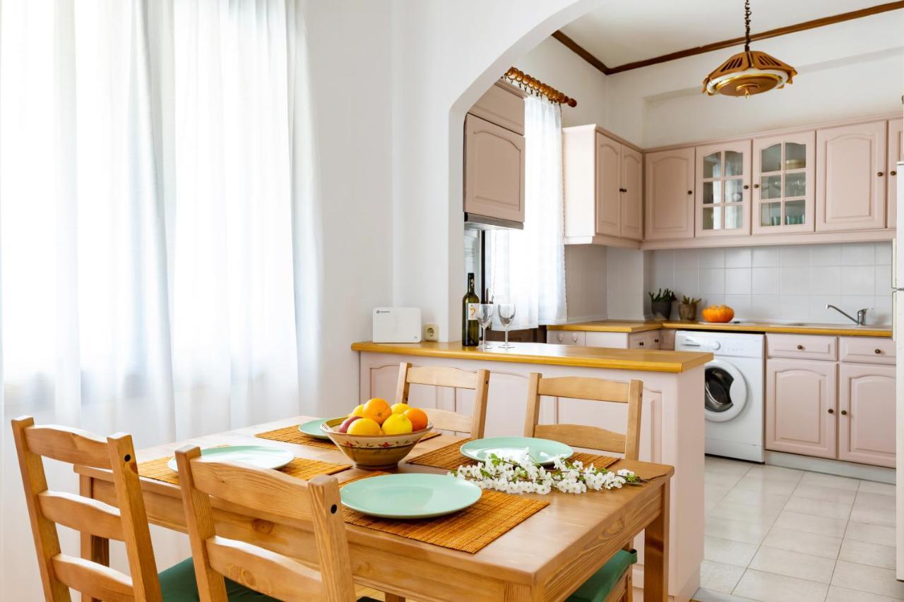 Cath'S Guesthouse Skopelos Town Exterior photo