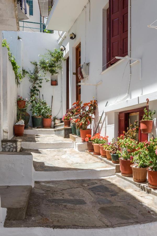 Cath'S Guesthouse Skopelos Town Exterior photo